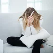 Stresszes nő a kanapén