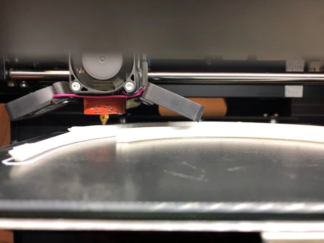 Saját fejlesztésű 3D-nyomtatott arcvédő pajzs nyomtatása.