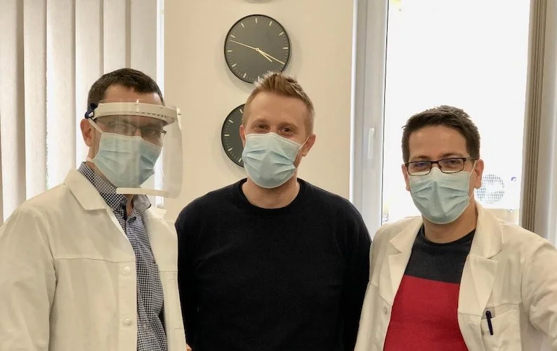 Saját fejlesztésű 3D-nyomtatott arcvédő pajzs használatban.