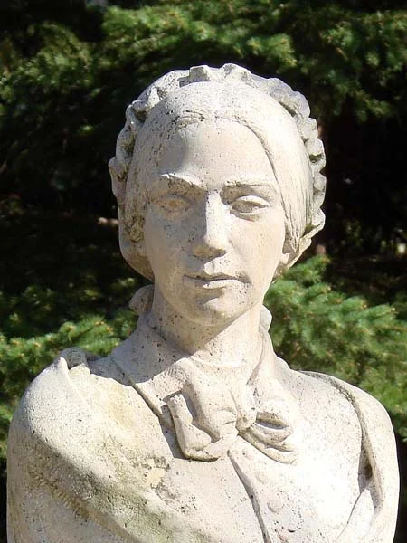 Kossuth Zsuzsanna mellszobra.