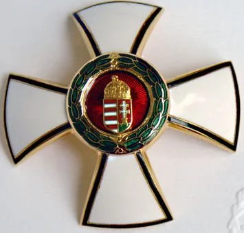 A Magyar Érdemrend Tisztikeresztje.