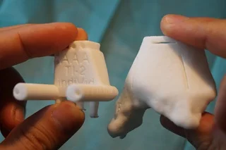 A célzósablon és a sípcsont 1:1 modellje a 3D-nyomtatóból sterilizálás után kerül a műtőasztalra.