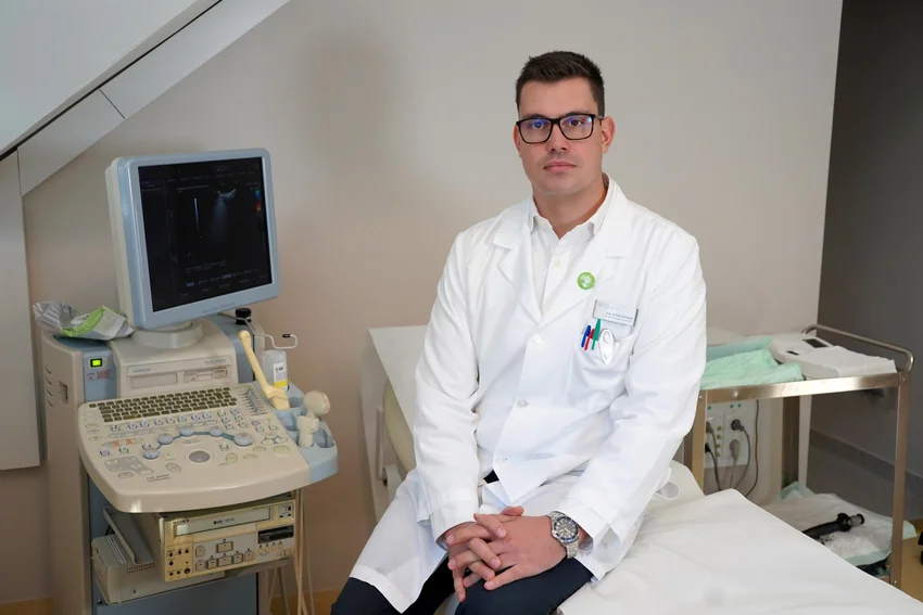 Dr. Póth Sándor a rendelőben