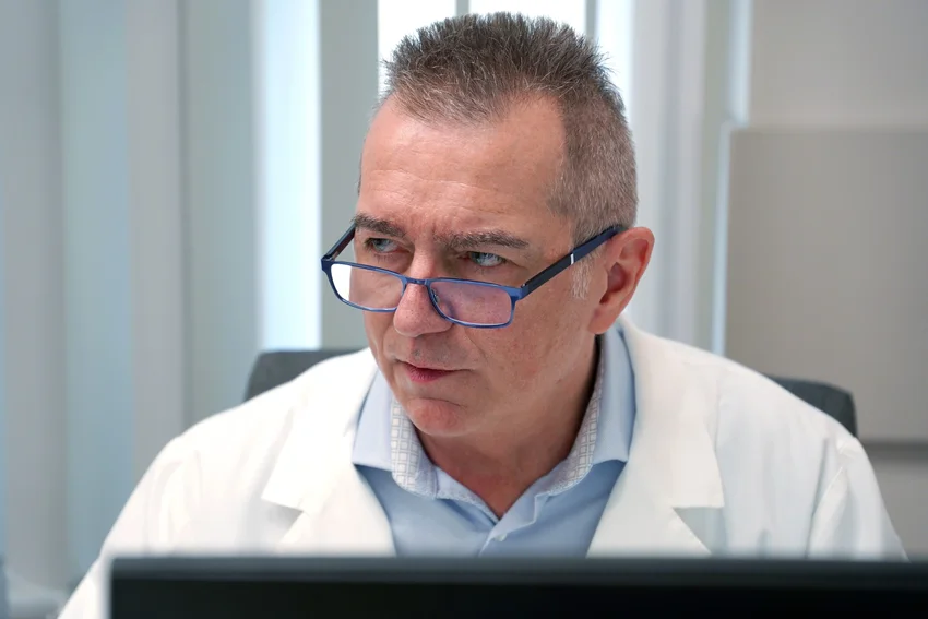 Gyógyítás egy tenyérnyi területen - Interjú Dr. Szalontay Tibor kézsebésszel