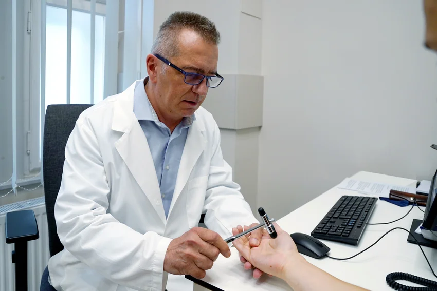 Gyógyítás egy tenyérnyi területen - Interjú Dr. Szalontay Tibor kézsebésszel