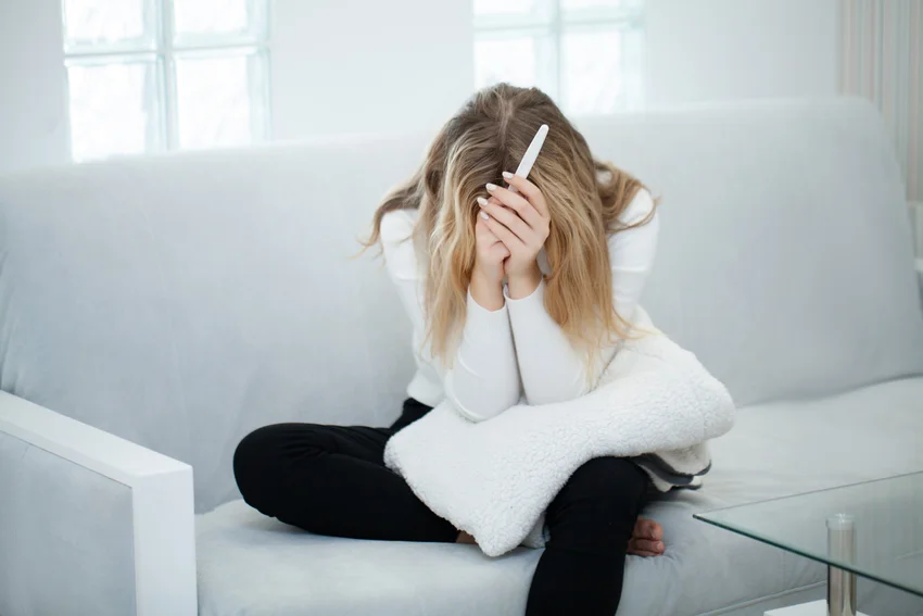 Stresszes nő a kanapén