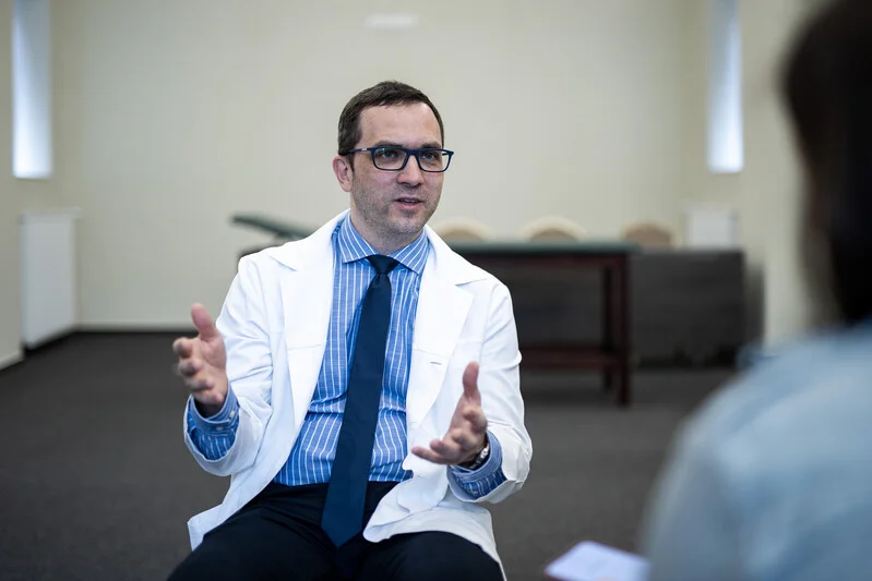 Dr. Lazáry Áron PhD gerincsebész főorvos, egyetemi docenssel készített interjút a Telex