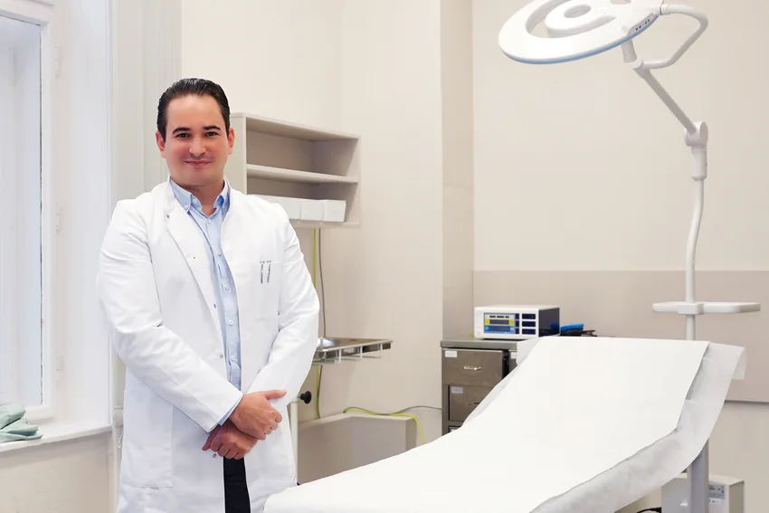„Az az ártalmatlan bőrelváltozás, amit már elküldtek szövettanra” - Interjú Dr. Seffer András Gergely plasztikai- és kézsebésszel