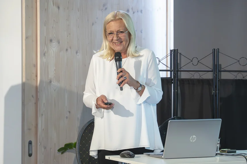 Dr. Márta Judit szemész főorvos előad a Hegyvidékiek Egészségiskolája program keretében