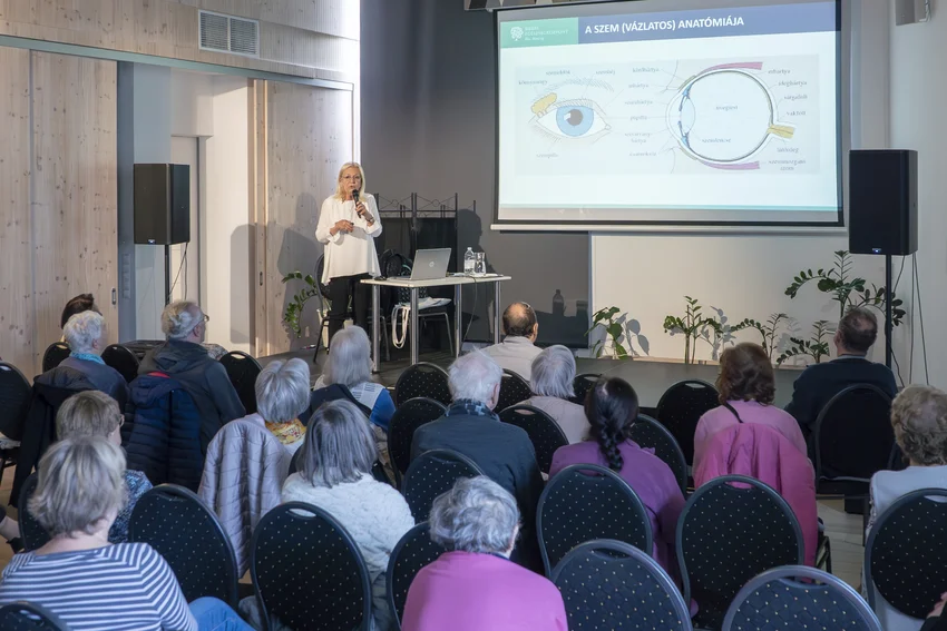 Dr. Márta Judit szemész főorvos előad a Hegyvidékiek Egészségiskolája program keretében