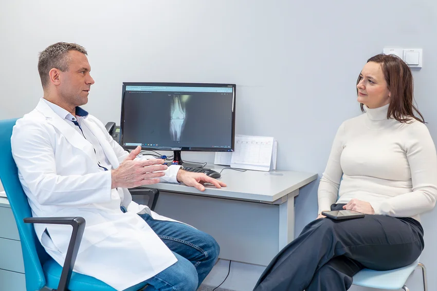 A protézisműtétre való felkészülésre szánt 2-3 hónap nem „időhúzás”, hanem befektetés – Interjú Dr. Pécsi Örssel