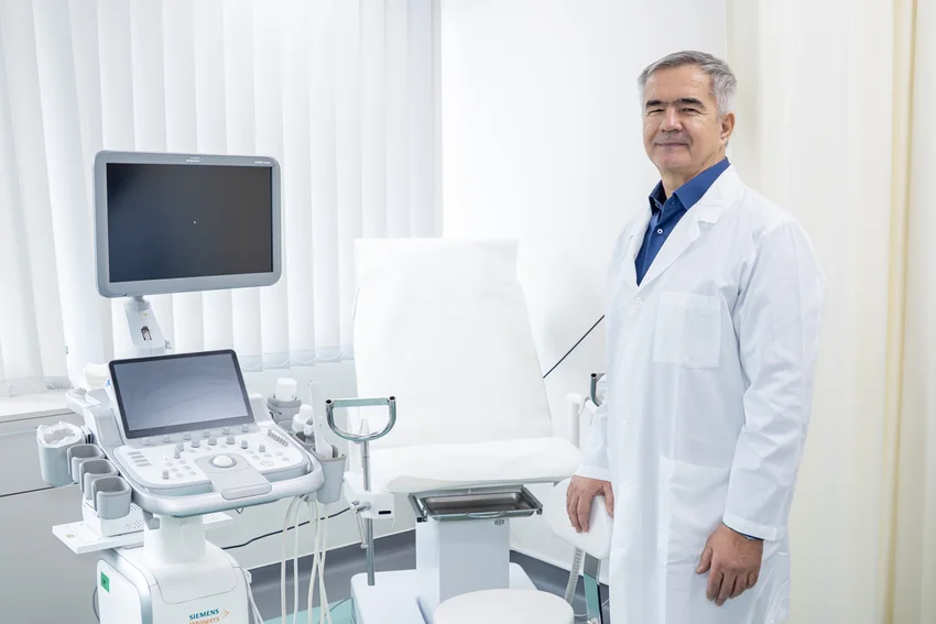 A nők közel felét érinti az inkontinencia, mégis tabuként kezeljük – Interjú Dr. Sipos Attila szülész-nőgyógyásszal, urogynekológussal