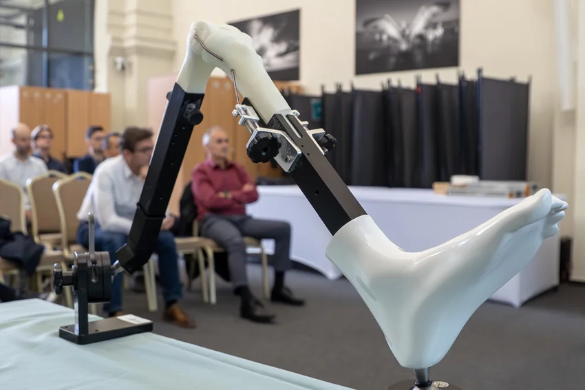 Robotasszisztált térdprotézis-sebészet: több mint egy év tapasztalatait adtuk tovább a BEK Akadémián