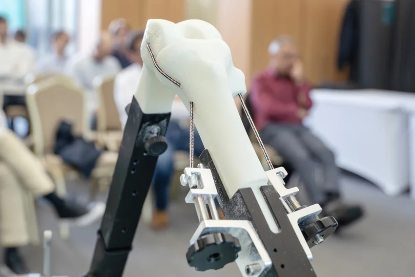 Robotasszisztált térdprotézis-sebészet: több mint egy év tapasztalatait adtuk tovább a BEK Akadémián