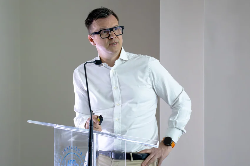 Robotasszisztált térdprotézis-sebészet: több mint egy év tapasztalatait adtuk tovább a BEK Akadémián