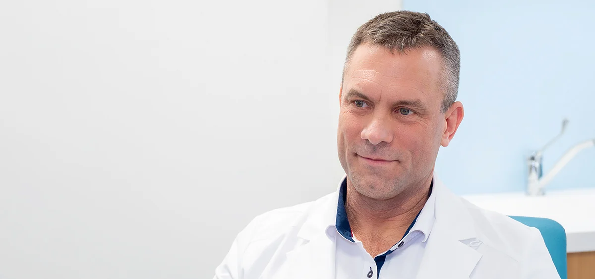 A protézisműtétre való felkészülésre szánt 2-3 hónap nem „időhúzás”, hanem befektetés – Interjú Dr. Pécsi Örssel