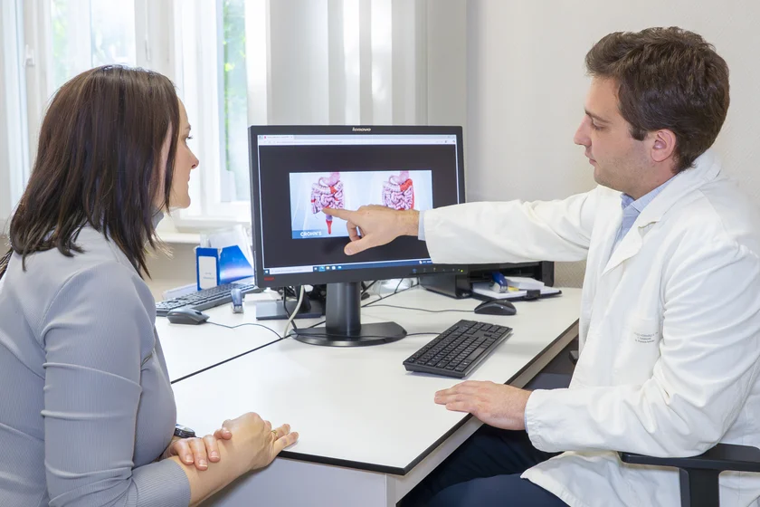 Hogyan javíthat az életminőségen a sebész egyes krónikus betegségeknél? – Interjú Dr. Pomizs Istvánnal